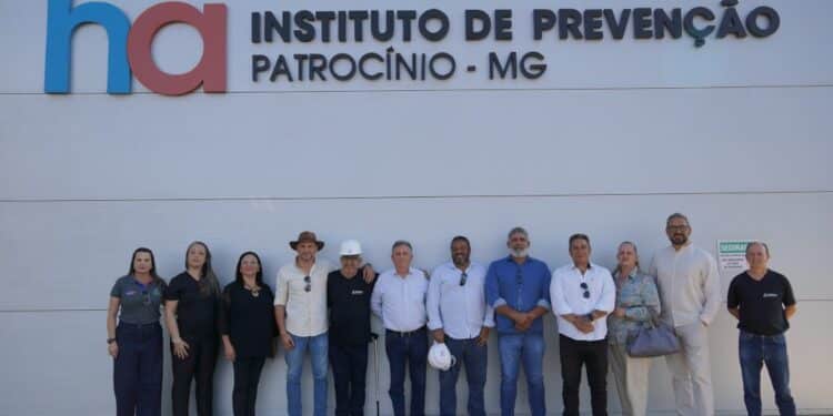 Comitiva de Araxá realiza visita técnica à construção do Hospital do Câncer
