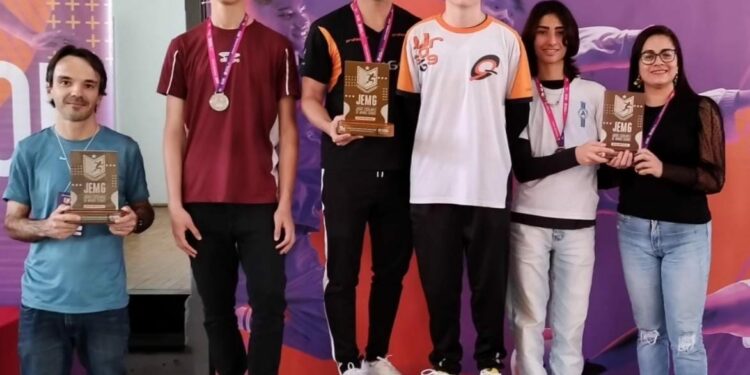 Alunos da Academia Araxaense de Xadrez conquistaram 2 medalhas de bronze no JEMG