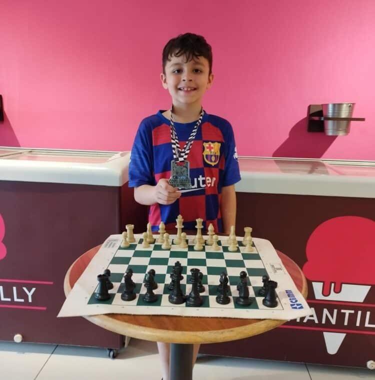 Edgard Suzuki conquista a 6ª Copa Araxá de Xadrez