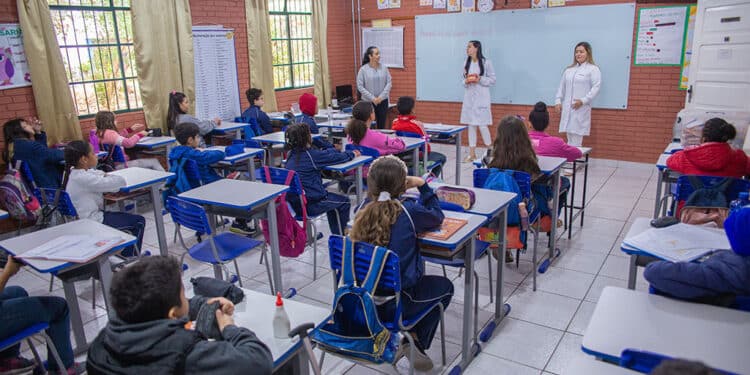 Prefeitura de Araxá distribui mais de 20 mil escovas dentais para alunos da Rede Municipal