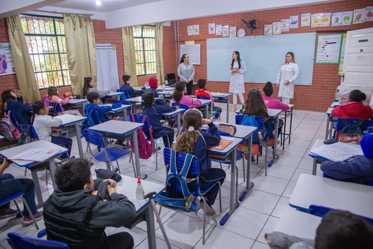 Prefeitura de Araxá distribui mais de 20 mil escovas dentais para alunos da Rede Municipal
