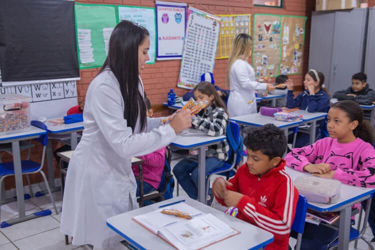 Prefeitura de Araxá distribui mais de 20 mil escovas dentais para alunos da Rede Municipal