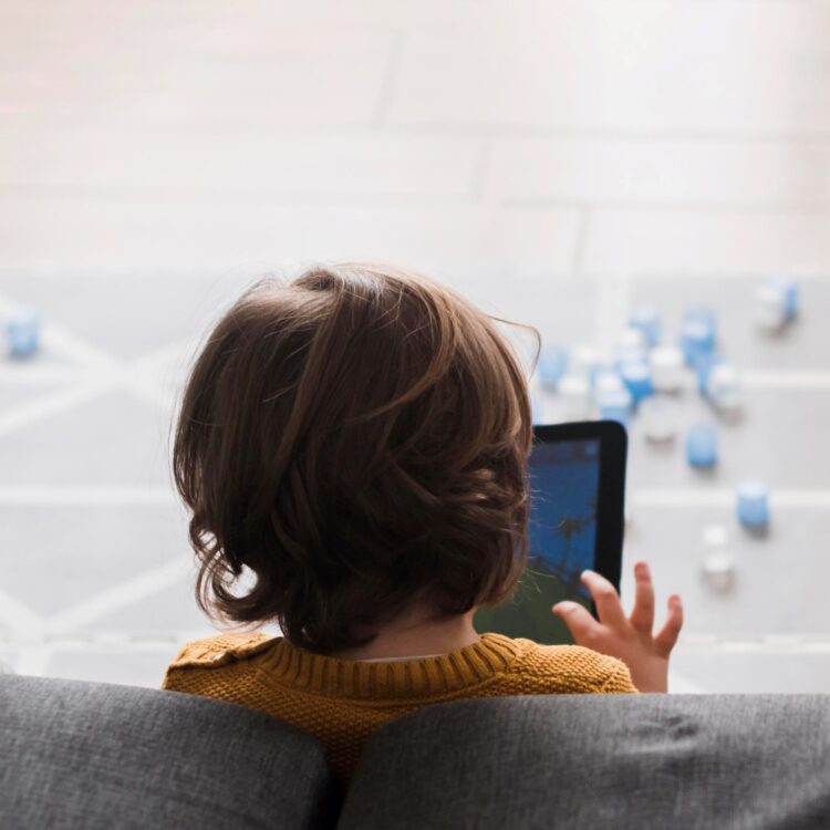 Psicóloga fala sobre os riscos do uso excessivo das telas eletrônicas pelas crianças