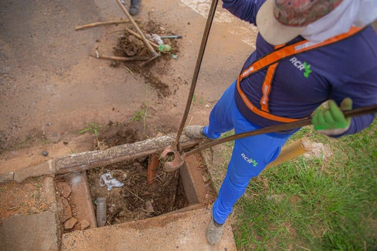 Prefeitura de Araxá realiza limpeza preventiva de bueiros em todos os setores da cidade