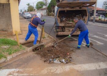 Prefeitura de Araxá realiza limpeza preventiva de bueiros em todos os setores da cidade