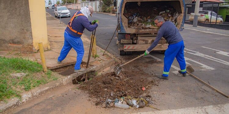 Prefeitura de Araxá realiza limpeza preventiva de bueiros em todos os setores da cidade