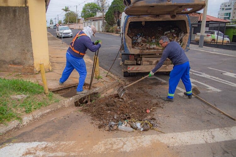 Prefeitura de Araxá realiza limpeza preventiva de bueiros em todos os setores da cidade