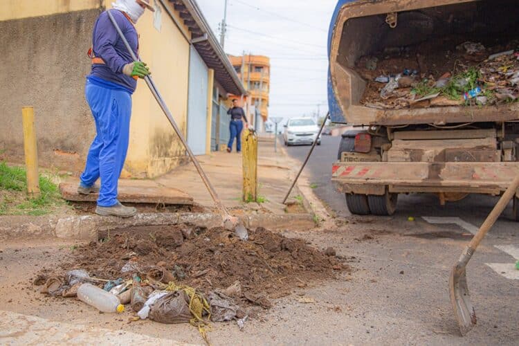 Prefeitura de Araxá realiza limpeza preventiva de bueiros em todos os setores da cidade