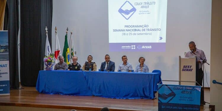 A Secretaria Municipal da Saúde realiza, de terça (19) a quinta (21), a repescagem da vacinação antirrábica na Zona Urbana. A imunização acontece das 8h às 16h, na sede da Vigilância em Saúde, na Praça Coronel Adolfo, n° 47, Centro.  A vacinação é fundamental para a saúde dos animais e também para o controle da raiva no município. Podem ser vacinados cães e gatos a partir dos 3 meses de idade e adultos saudáveis. A vacinação antirrábica deve ser renovada anualmente.  De acordo com a Vigilância em Saúde da Prefeitura de Araxá, a meta é vacinar 16.000 animais entre cães e gatos, considerando as etapas rural e urbana.  — Att. Assessoria de Comunicação