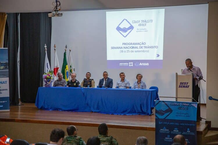 A Secretaria Municipal da Saúde realiza, de terça (19) a quinta (21), a repescagem da vacinação antirrábica na Zona Urbana. A imunização acontece das 8h às 16h, na sede da Vigilância em Saúde, na Praça Coronel Adolfo, n° 47, Centro.  A vacinação é fundamental para a saúde dos animais e também para o controle da raiva no município. Podem ser vacinados cães e gatos a partir dos 3 meses de idade e adultos saudáveis. A vacinação antirrábica deve ser renovada anualmente.  De acordo com a Vigilância em Saúde da Prefeitura de Araxá, a meta é vacinar 16.000 animais entre cães e gatos, considerando as etapas rural e urbana.  — Att. Assessoria de Comunicação