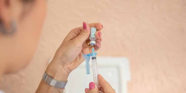 Araxá aguarda envio de doses da vacinação monovalente para adolescentes e adultos; demais etapas seguem com cronograma inalterado