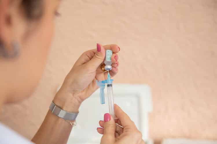 Araxá aguarda envio de doses da vacinação monovalente para adolescentes e adultos; demais etapas seguem com cronograma inalterado