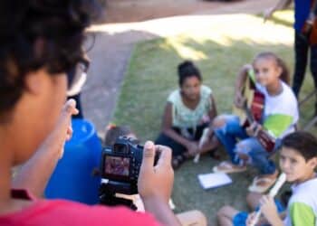 Projeto CineOLHAR ensina cinema às crianças e adolescentes do bairro Shopping Park de Uberlândia-MG