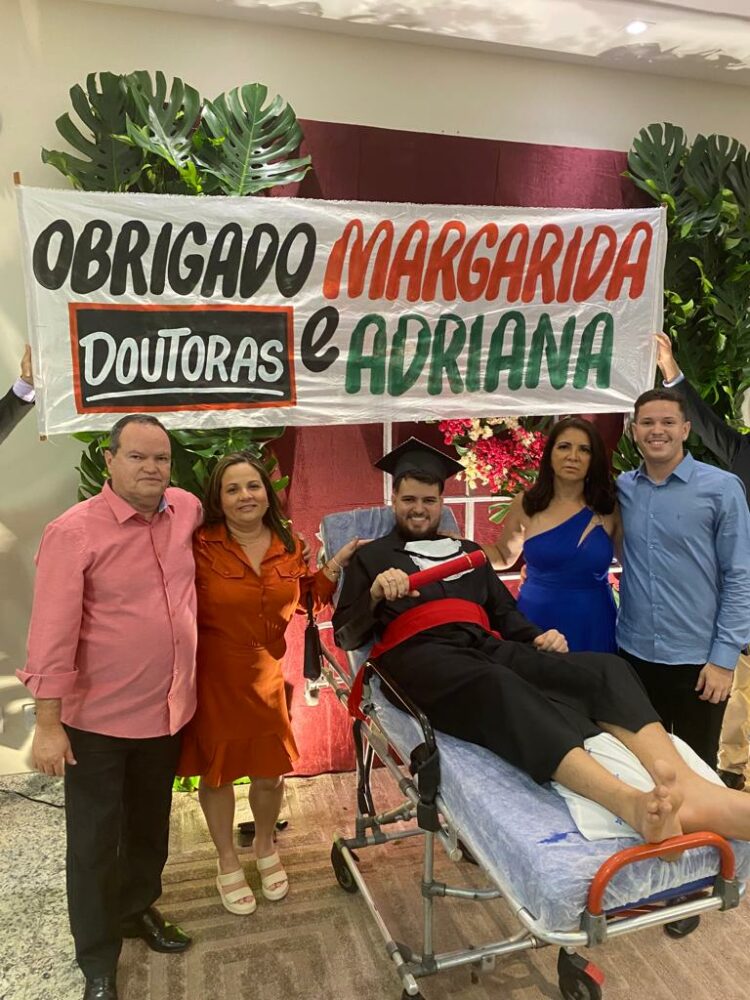 Paciente com Trombose Venosa Profunda participa de sua formatura presencialmente