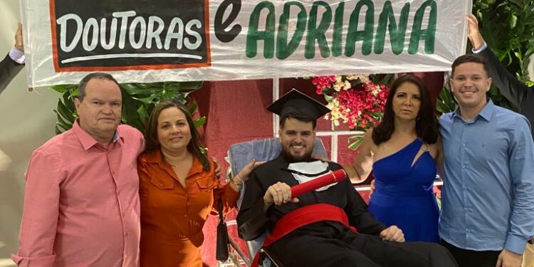 Paciente com Trombose Venosa Profunda participa de sua formatura presencialmente