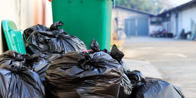 Prefeitura de Araxá exige que empresa retome coleta de lixo de acordo com contrato em vigor