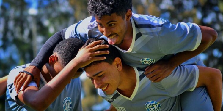 Com entrada gratuita, Dínamo enfrenta o Siderúrgica, no Fausto Alvim, neste sábado