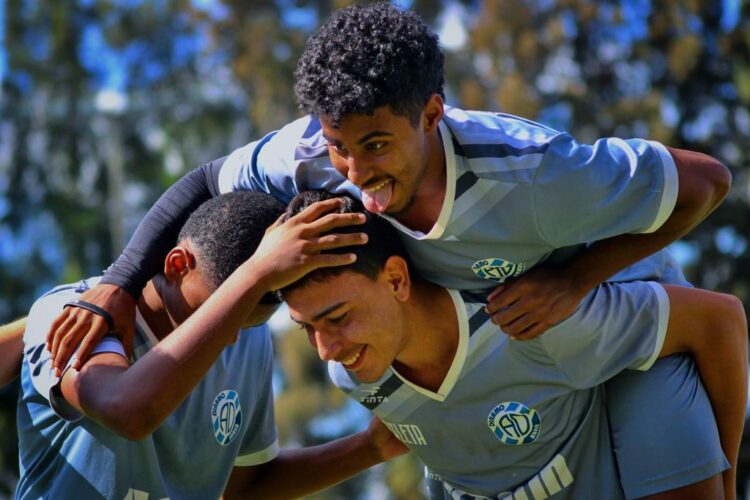 Com entrada gratuita, Dínamo enfrenta o Siderúrgica, no Fausto Alvim, neste sábado