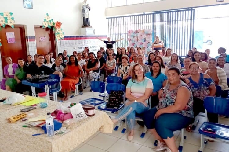 Equipe da Rede Municipal de Ensino participa de capacitação para o Projeto Escola Mágica
