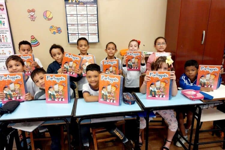 Equipe da Rede Municipal de Ensino participa de capacitação para o Projeto Escola Mágica