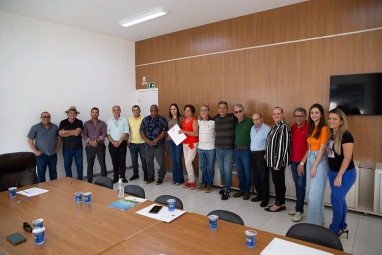 Prefeitura firma convênio com quatro entidades para pagamento retroativo do piso aos profissionais de enfermagem