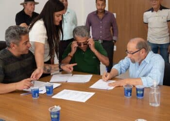 Prefeitura firma convênio com quatro entidades para pagamento retroativo do piso aos profissionais de enfermagem