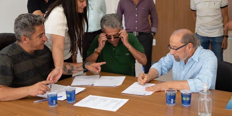 Prefeitura firma convênio com quatro entidades para pagamento retroativo do piso aos profissionais de enfermagem