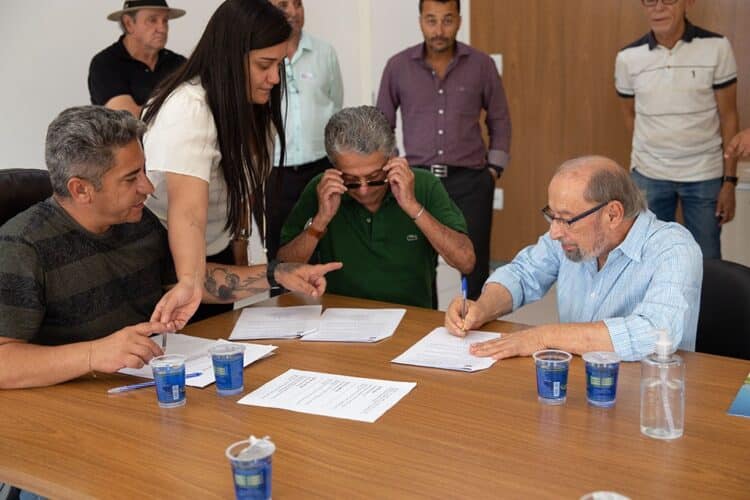 Prefeitura firma convênio com quatro entidades para pagamento retroativo do piso aos profissionais de enfermagem