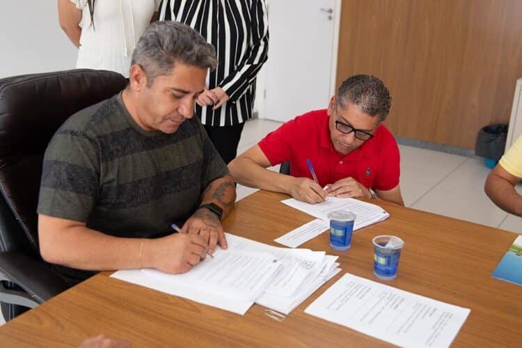 Prefeitura firma convênio com quatro entidades para pagamento retroativo do piso aos profissionais de enfermagem