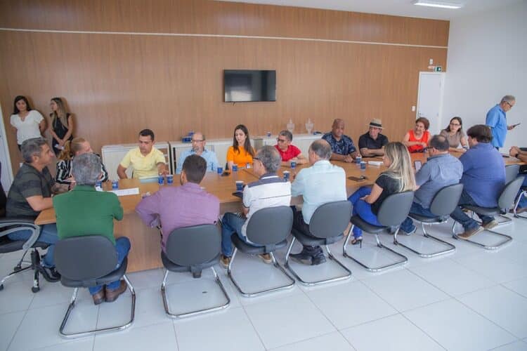 Prefeitura firma convênio com quatro entidades para pagamento retroativo do piso aos profissionais de enfermagem