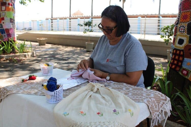 Ateliê de Tecelagem está com vagas abertas para o curso de bordado em ponto-cruz