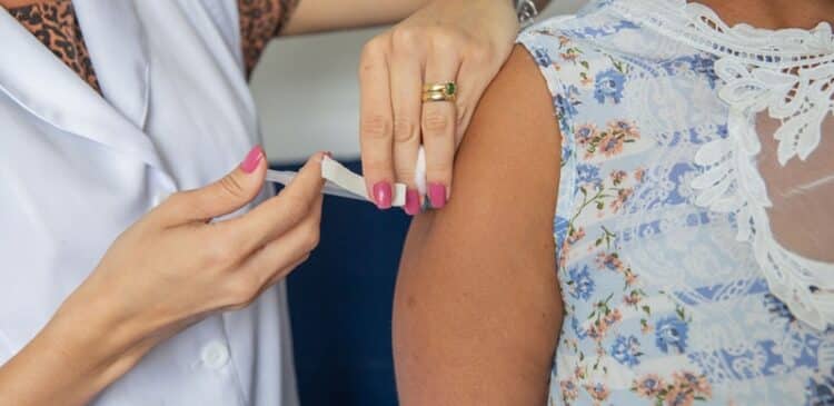 Confira o cronograma de vacinação contra a Covid-19 para esta segunda-feira (18)