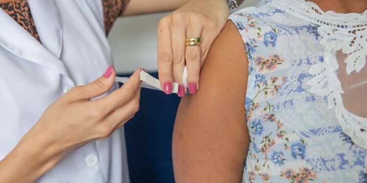 Confira o cronograma de vacinação contra a Covid-19 para esta segunda-feira (18)