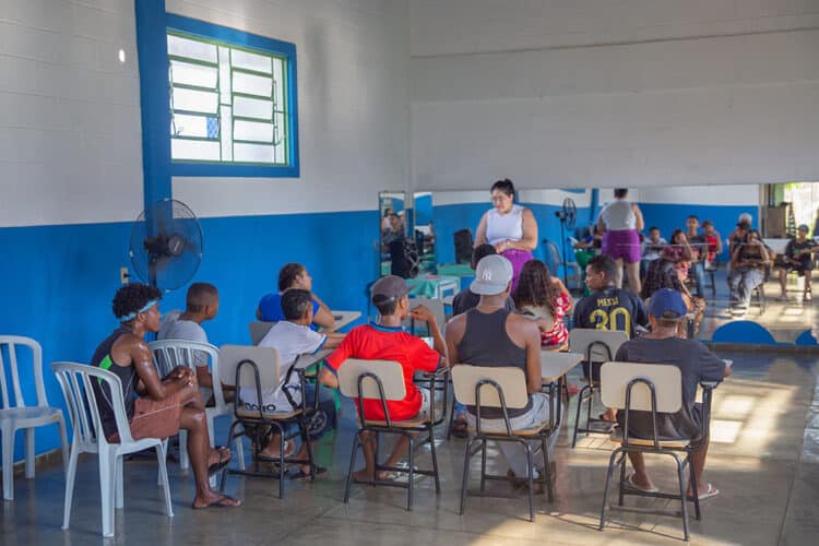 Parceria oferece cursos gratuitos de artes cênicas e mídias digitais para adolescentes no CRAS Abolição