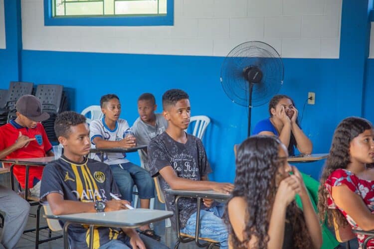 Parceria oferece cursos gratuitos de artes cênicas e mídias digitais para adolescentes no CRAS Abolição