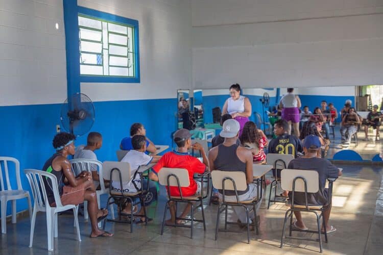 Parceria oferece cursos gratuitos de artes cênicas e mídias digitais para adolescentes no CRAS Abolição