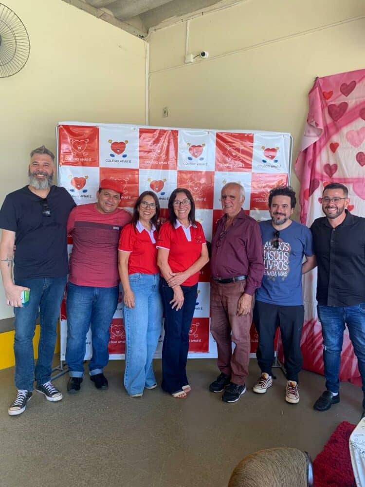 FLICAÉ – Feira Literária do Colégio Amar é …