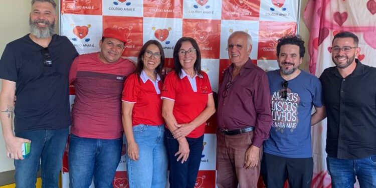 FLICAÉ – Feira Literária do Colégio Amar é …