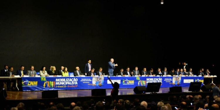 Crise financeira: Araxá participa de Mobilização Municipalista em Brasília; evento reuniu 3 mil prefeitos