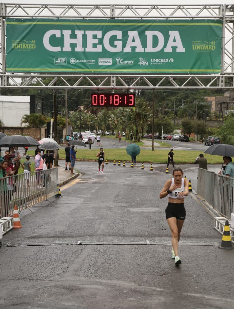 Corrida Unimed leva mais de 400 atletas profissionais e amadores às ruas de Araxá