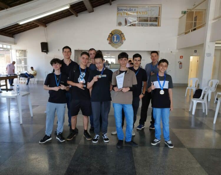 Com apoio da Secretaria de Esportes, equipe da Academia Araxaense de Xadrez conquista sete medalhas e um troféu no Circuito MG