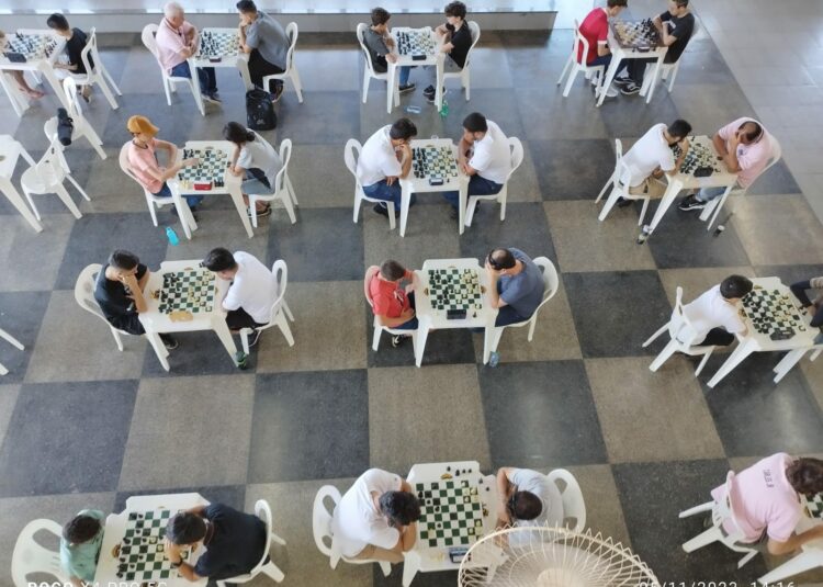 Com apoio da Secretaria de Esportes, equipe da Academia Araxaense de Xadrez conquista sete medalhas e um troféu no Circuito MG