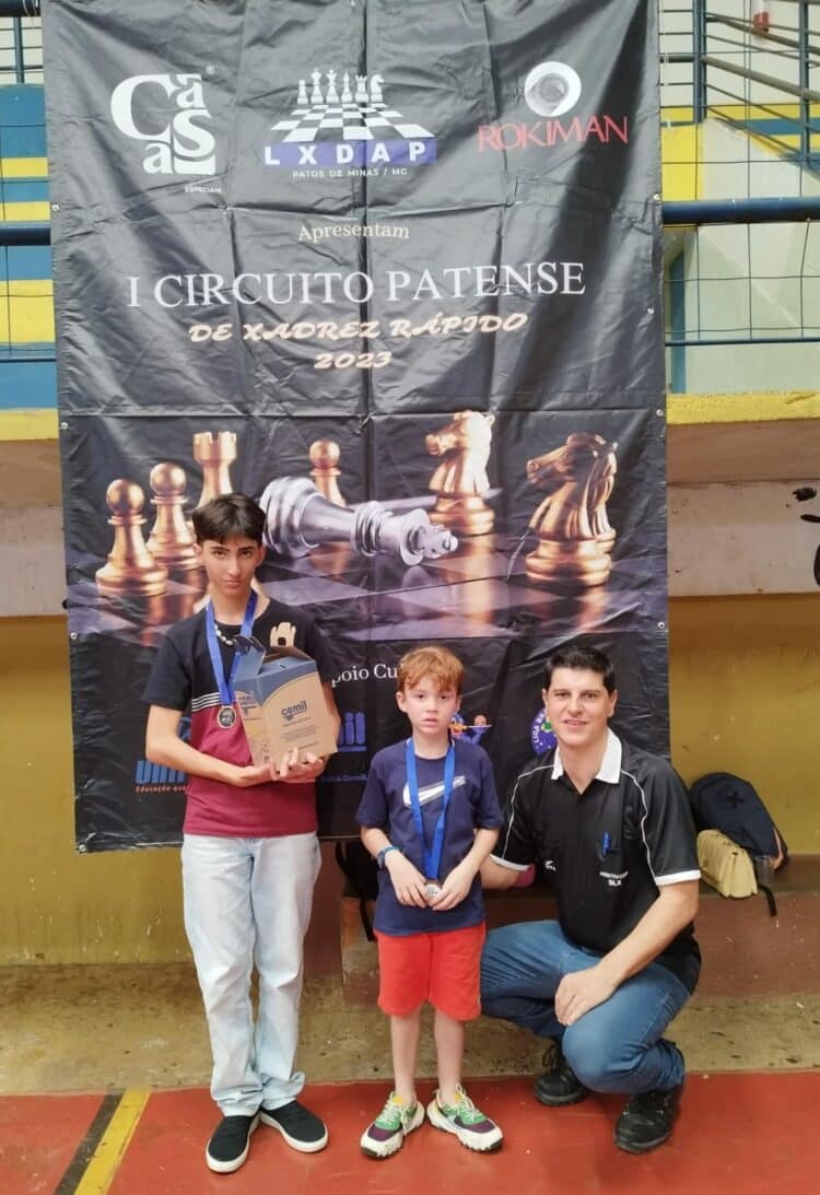 Alunos da Academia Araxaense de Xadrez conquistam duas medalhas em Patos de Minas