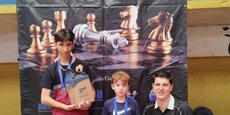 Alunos da Academia Araxaense de Xadrez conquistam duas medalhas em Patos de Minas