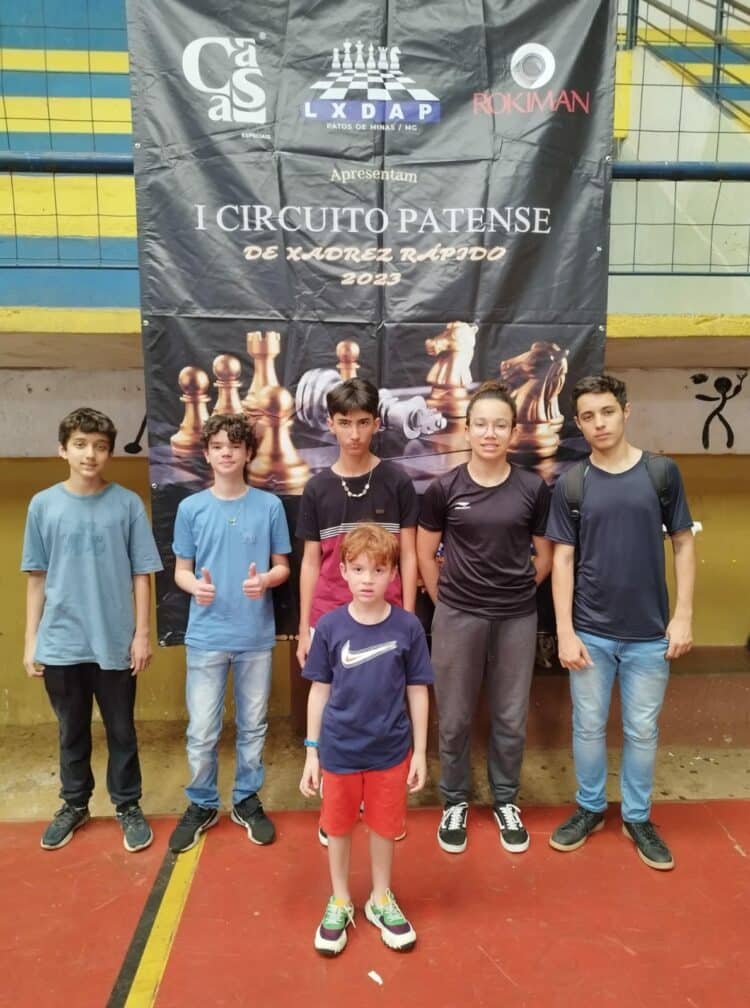 Alunos da Academia Araxaense de Xadrez conquistam duas medalhas em Patos de Minas