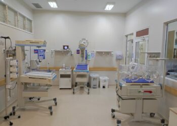 Novembro Roxo: Hospital Madrecor utiliza musicoterapia para auxiliar o desenvolvimento de bebês prematuros