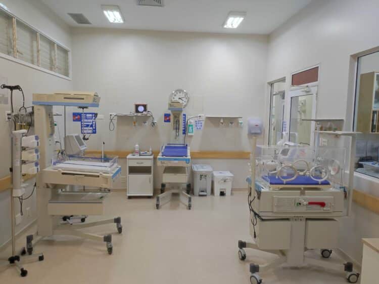 Novembro Roxo: Hospital Madrecor utiliza musicoterapia para auxiliar o desenvolvimento de bebês prematuros