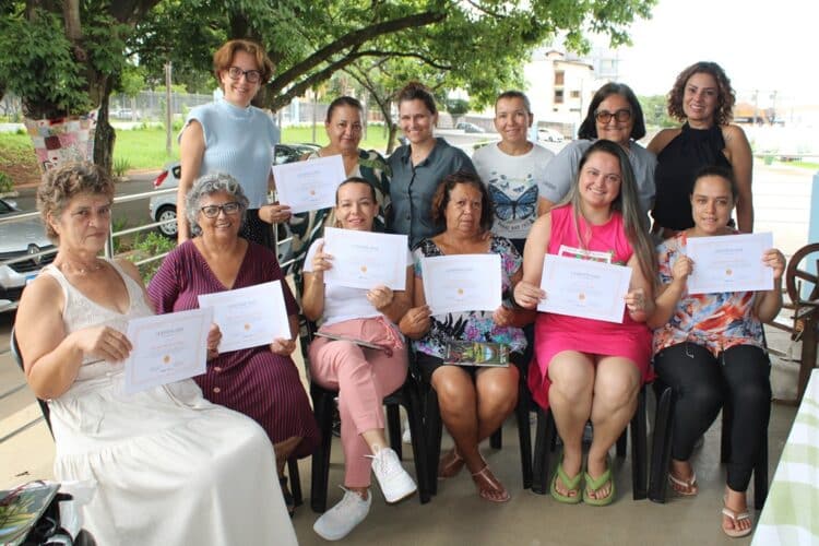 Exposição e entrega de certificados marcam a conclusão dos cursos de Bordado em Ponto Cruz e Crochê e Tricô
