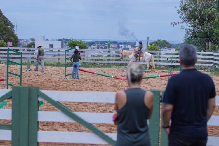 Com parceria da Prefeitura de Araxá, mais de 140 crianças e adolescentes são atendidos pela Equoterapia Prosseguir