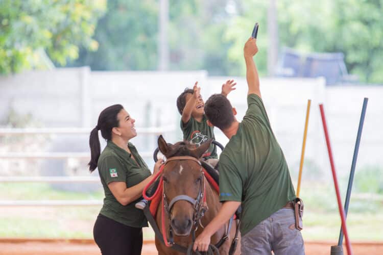 Com parceria da Prefeitura de Araxá, mais de 140 crianças e adolescentes são atendidos pela Equoterapia Prosseguir